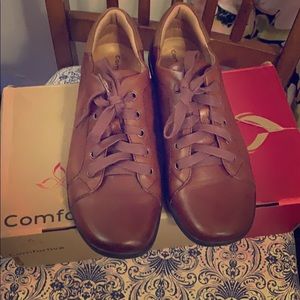 Comfortiva Reston Cognac sneaker *SEND OFFERS*